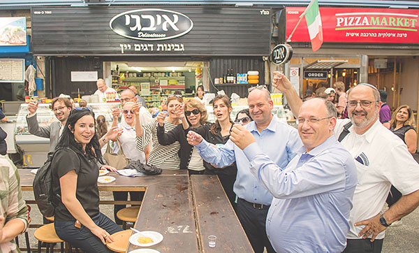 Also toasting are BIU Deputy President Prof. Moshe Lewenstein (front right), AFBIU Executive Director Ron Solomon (far right), and BIU CEO Zohar Yinon (third from right)